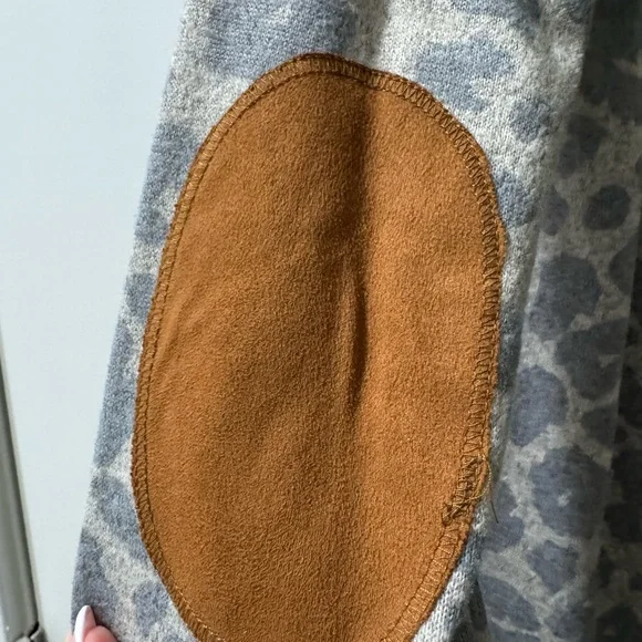 Gray Leopard Print Long Sleeve Top - Picture 2 of 4